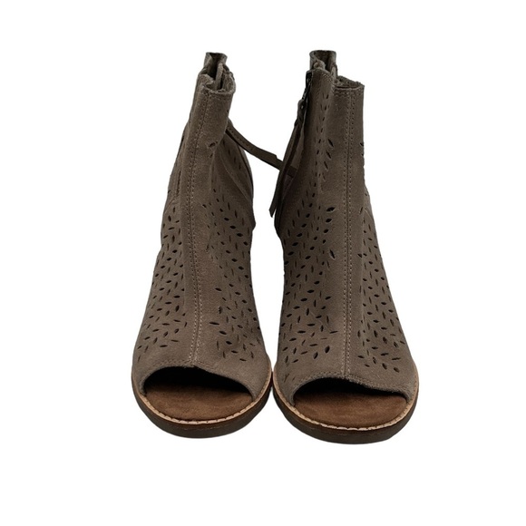 Toms Taupe Suede Peep Toe Laser Cut Block Heel Ankle Booties Size 6.5 Women’s - Picture 3 of 8